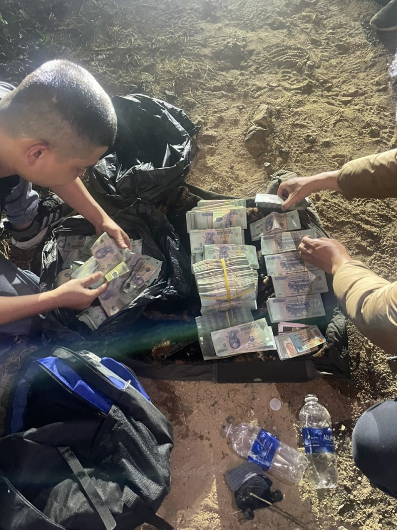 Lâm Đồng: Đối tượng cướp ngân hàng nổ súng trước khi tẩu thoát Lâm Đồng: Đối tượng cướp ngân hàng nổ súng trước khi tẩu thoát