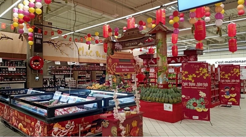 Tuần lễ Hàng Việt Nam nhân dịp Tết Giáp Thìn 2024 tại Đại Siêu thị Carrefour. Ảnh: TTXVN