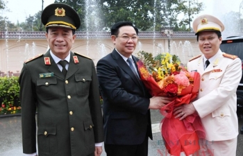 Chủ tịch Quốc hội Vương Đình Huệ thăm và chúc Tết Công an tỉnh Nghệ An