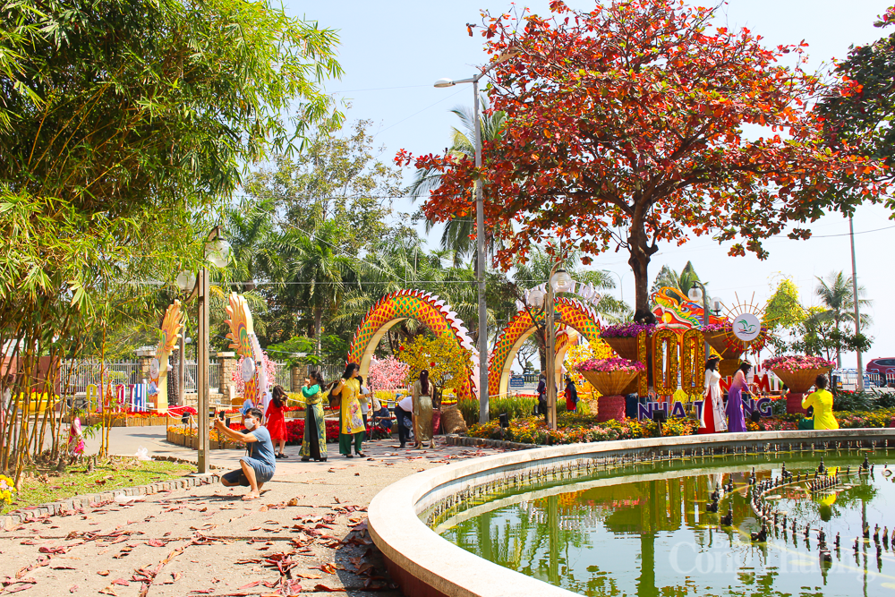 Người dân nô nức du xuân đường hoa tết tại Nha Trang