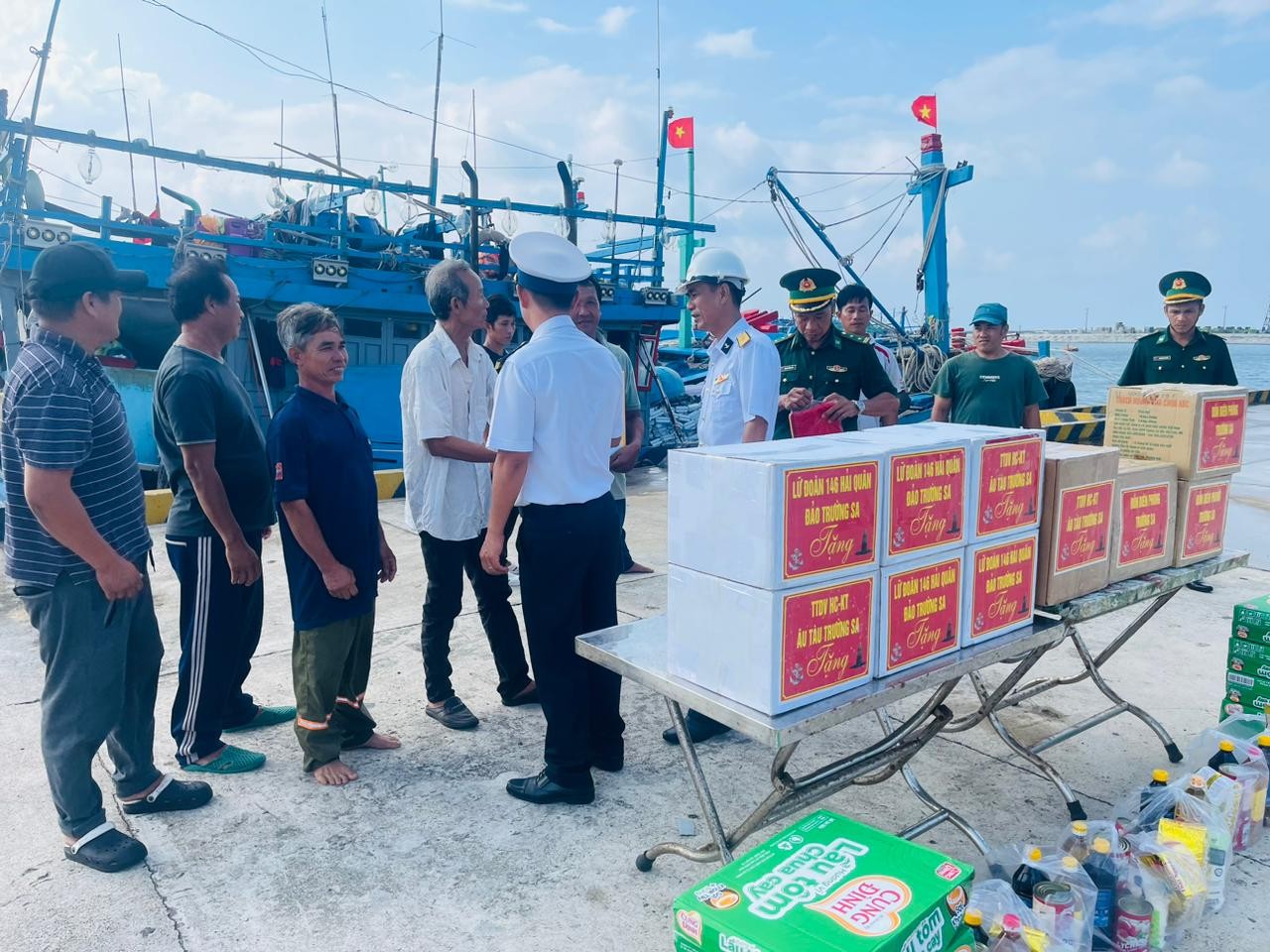 Lãnh đạo, Chỉ huy đảo Trường Sa, Đồn Biên phòng 394, Âu tàu 129 tặng quà cho ngư dân. Ảnh: Thảo Điệp Lãnh đạo, Chỉ huy đảo Trường Sa, Đồn Biên phòng 394, Âu tàu 129 tặng quà cho ngư dân. Ảnh: Thảo Điệp