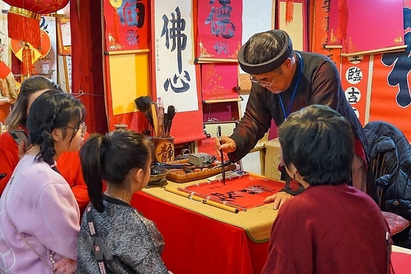 Tục lệ xin chữ đầu năm là một việc làm mang nhiều ý nghĩa văn hoá trong ngày đầu năm mới Tục lệ xin chữ đầu năm là một việc làm mang nhiều ý nghĩa văn hoá trong ngày đầu năm mới