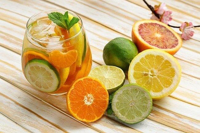 Chanh và cam có chứa hàm lượng vitamin C cao giúp giảm cơn say và làm cơ thể tỉnh táo trở lại. 