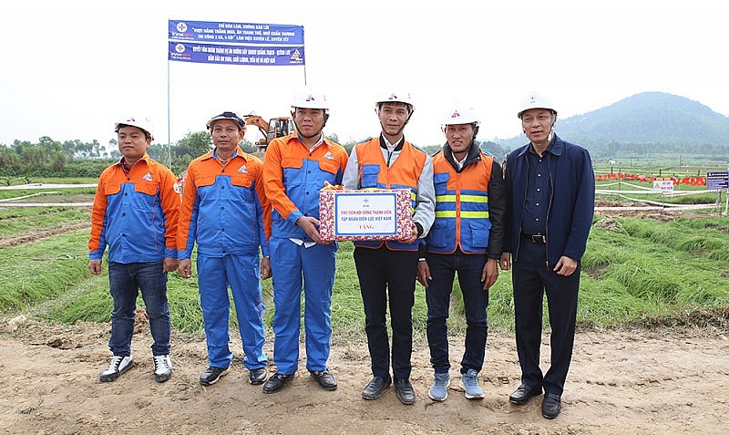 Lãnh đạo ngành điện đồng hành cùng lực lượng thi công đường dây 500kV mạch 3 xuyên Tết Lãnh đạo ngành điện đồng hành cùng lực lượng thi công đường dây 500kV mạch 3 xuyên Tết