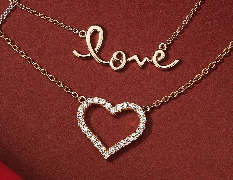 Các món đồ trang sức là món quà đáng để lựa chọn trong ngày Valentine. Các món đồ trang sức là món quà đáng để lựa chọn trong ngày Valentine.