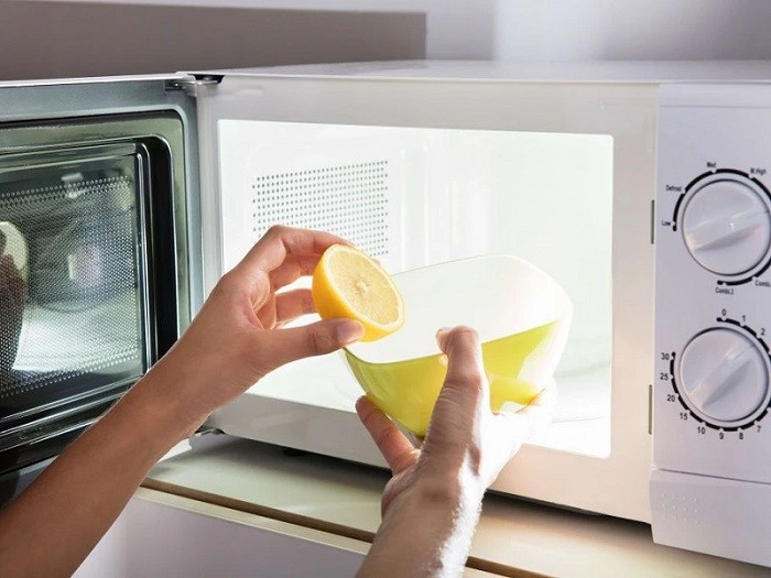 Ngoài vệ sinh bằng khăn lau, bạn có thể loại bỏ mùi còn trong lò bằng những nguyên liệu đơn giản: Bạn cho hai thìa nước chanh vào một ly nước, sau đó đặt ly trong một cốc đong và đặt vào lò vi sóng, bật lò ở nhiệt độ cao trong khoảng 3 phút đến khi nước sôi Ngoài vệ sinh bằng khăn lau, bạn có thể loại bỏ mùi còn trong lò bằng những nguyên liệu đơn giản: Bạn cho hai thìa nước chanh vào một ly nước, sau đó đặt ly trong một cốc đong và đặt vào lò vi sóng, bật lò ở nhiệt độ cao trong khoảng 3 phút đến khi nước sôi