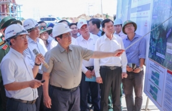 Thủ tướng kiểm tra hiện trường, thúc đẩy tiến độ 2 dự án cao tốc trọng điểm vùng Đông Nam Bộ