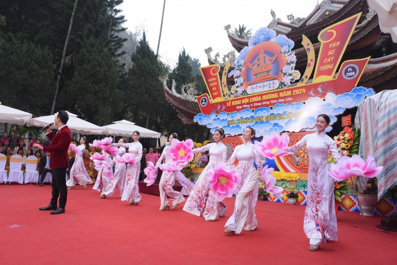 Dòng người đội mưa đổ về chùa Hương ngày khai hội Dòng người đội mưa đổ về chùa Hương ngày khai hội