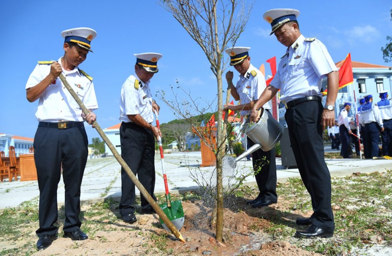 Lan tỏa phong trào trồng cây xanh ở Vùng 5 Hải quân Lan tỏa phong trào trồng cây xanh ở Vùng 5 Hải quân