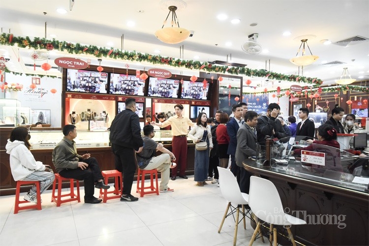 Không chờ đến ngày Thần tài, người dân Hà Nội xếp hàng đến chiều mua vàng Không chờ đến ngày Thần tài, người dân Hà Nội xếp hàng đến chiều mua vàng