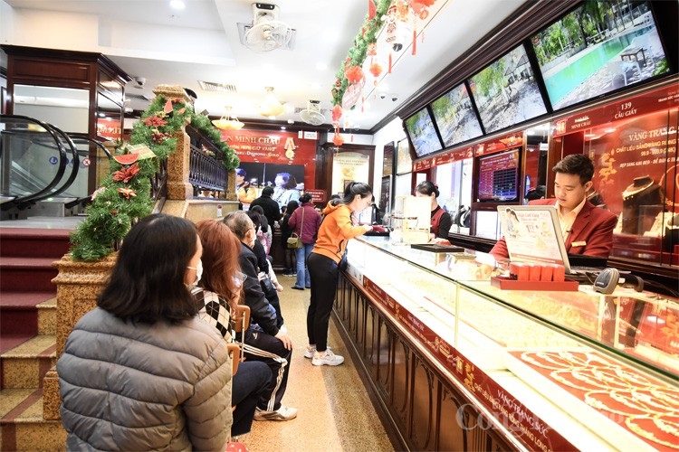 Không chờ đến ngày Thần tài, người dân Hà Nội xếp hàng đến chiều mua vàng Không chờ đến ngày Thần tài, người dân Hà Nội xếp hàng đến chiều mua vàng