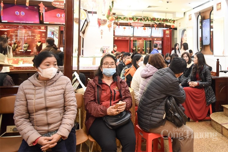 Không chờ đến ngày Thần tài, người dân Hà Nội xếp hàng đến chiều mua vàng Không chờ đến ngày Thần tài, người dân Hà Nội xếp hàng đến chiều mua vàng
