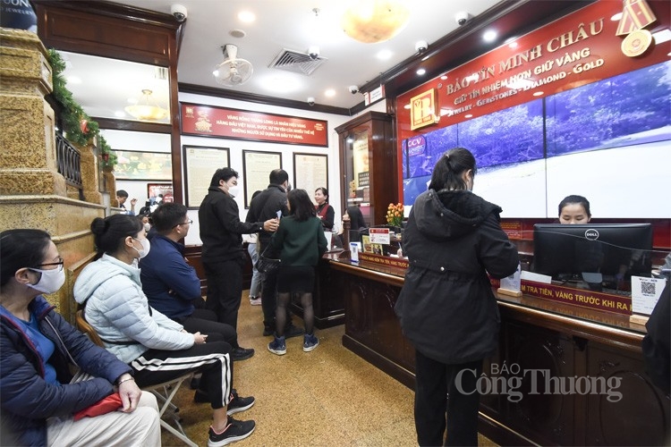 Không chờ đến ngày Thần tài, người dân Hà Nội xếp hàng đến chiều mua vàng Không chờ đến ngày Thần tài, người dân Hà Nội xếp hàng đến chiều mua vàng