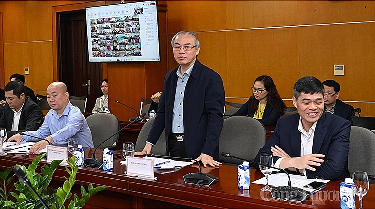 ông Trần Ngọc Năm - Phó Tổng Giám đốc Petrolimex phát biểu tại Hội nghị ông Trần Ngọc Năm - Phó Tổng Giám đốc Petrolimex phát biểu tại Hội nghị