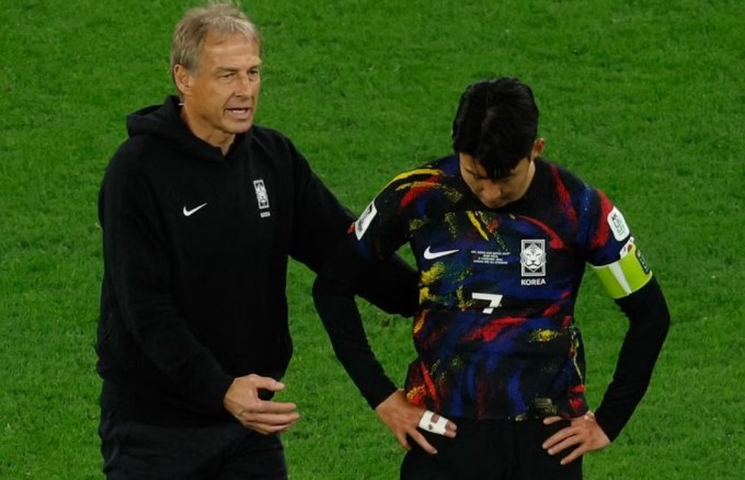 HLV Klinsmann trao đổi với thủ quân Son Heung-min sau khi thua Jordan ở bán kết Asian Cup 29023. Ảnh: AFP HLV Klinsmann trao đổi với thủ quân Son Heung-min sau khi thua Jordan ở bán kết Asian Cup 29023. Ảnh: AFP
