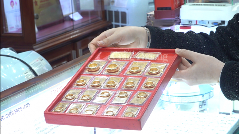 Chùm ảnh: Vàng nhẫn tròn trơn "lên ngôi" trong ngày Thần Tài 2024 Chùm ảnh: Vàng nhẫn tròn trơn "lên ngôi" trong ngày Thần Tài 2024