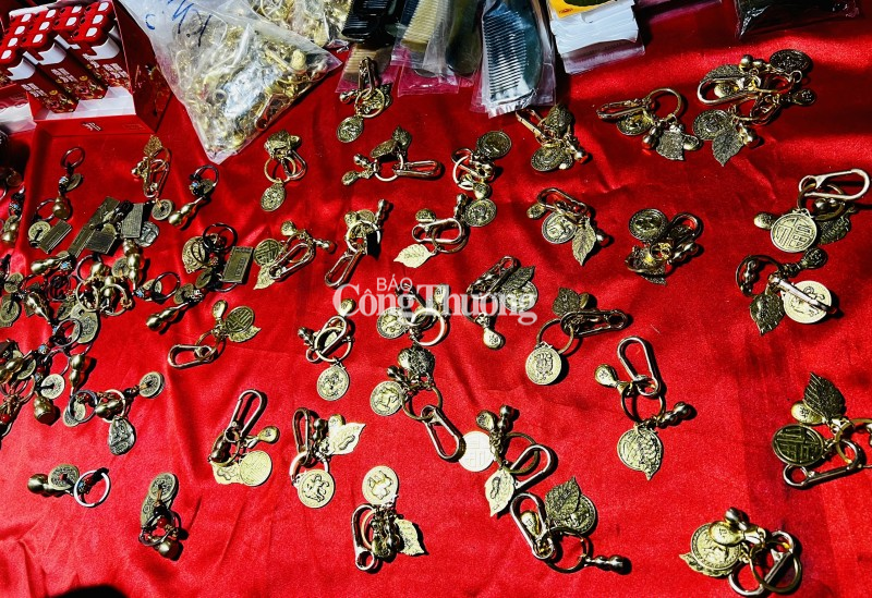 Nam Định: Biển người đổ về Phủ Dầy và chợ Viềng trong đêm