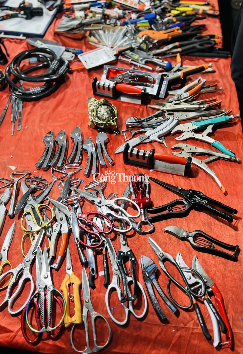 Nam Định: Biển người đổ về Phủ Dầy và chợ Viềng trong đêm