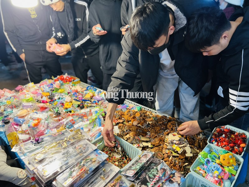 Nam Định: Biển người đổ về Phủ Dầy và chợ Viềng trong đêm