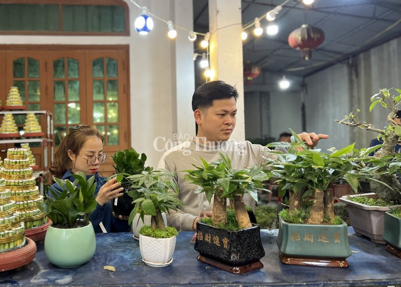 Nam Định: Biển người đổ về Phủ Dầy và chợ Viềng trong đêm