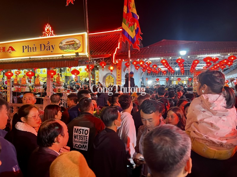 Nam Định: Biển người đổ về Phủ Dầy và chợ Viềng trong đêm