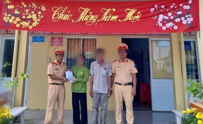 Niềm vui của đôi vợ chồng phụ hồ nhận lại ví tiền đánh rơi Niềm vui của đôi vợ chồng phụ hồ nhận lại ví tiền đánh rơi