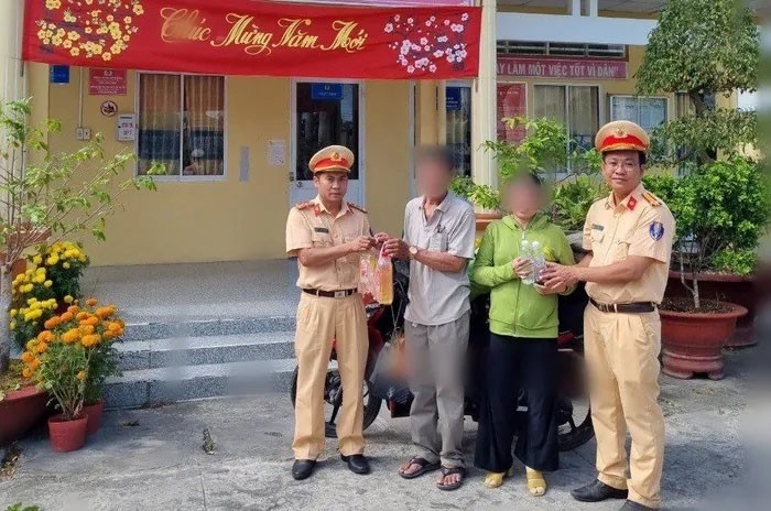 Niềm vui của đôi vợ chồng phụ hồ nhận lại ví tiền đánh rơi Niềm vui của đôi vợ chồng phụ hồ nhận lại ví tiền đánh rơi