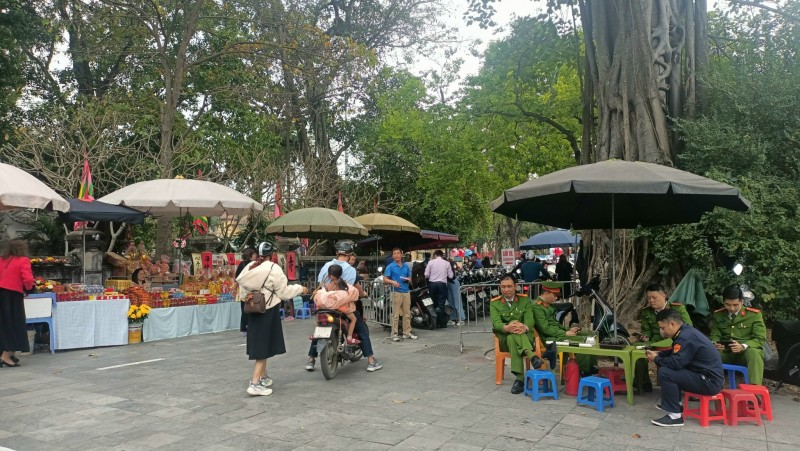 Hà Nội: Tái diễn tình trạng bãi xe tại các đền chùa "chặt chém" khách hàng Hà Nội: Tái diễn tình trạng bãi xe tại các đền chùa "chặt chém" khách hàng