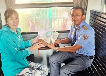 Trả lại tài sản cho hành khách bỏ quên trên tàu tại ga Biên Hòa