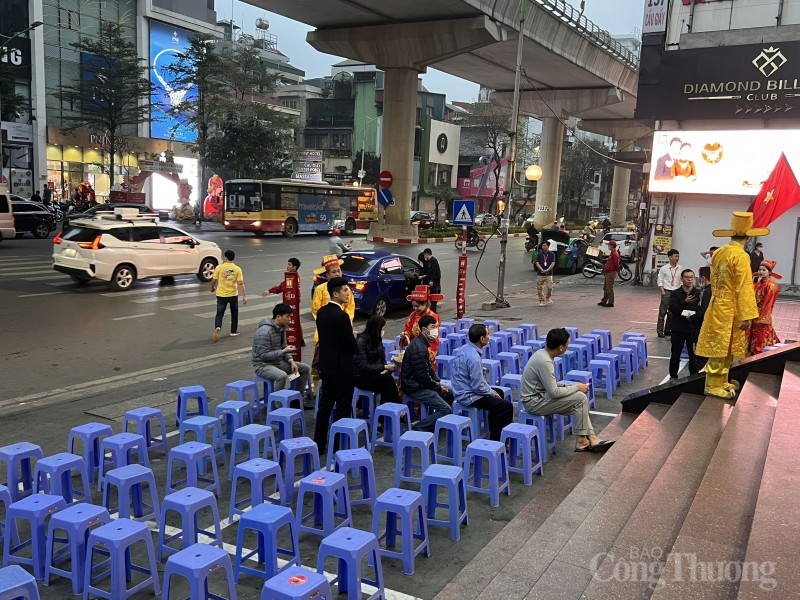 Chùm ảnh: Người dân tấp nập xếp hàng từ rạng sáng mua vàng ngày Thần Tài