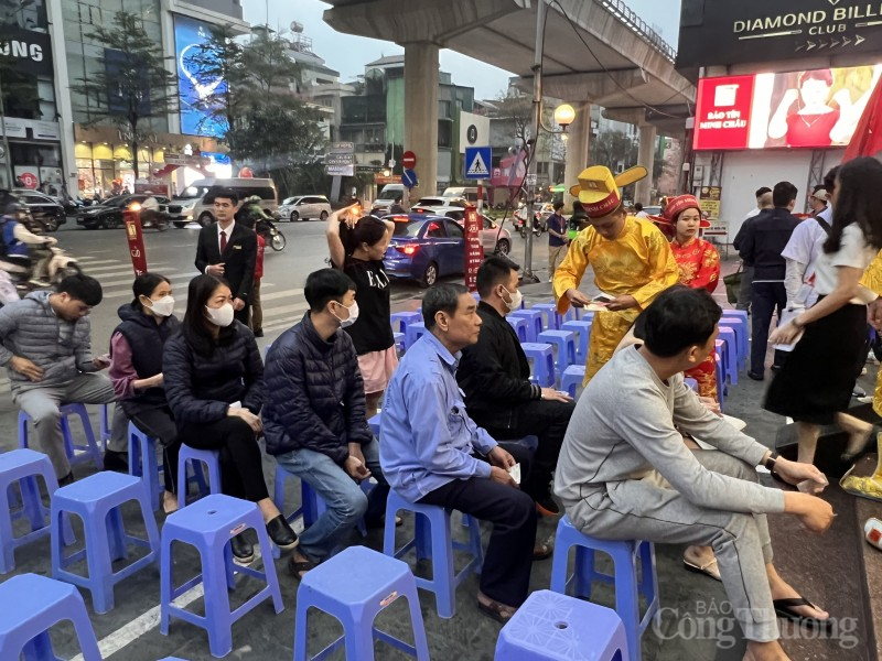 Chùm ảnh: Người dân tấp nập xếp hàng từ rạng sáng mua vàng ngày Thần Tài