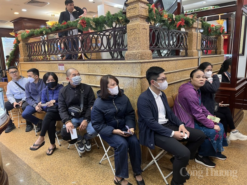 Chùm ảnh: Người dân tấp nập xếp hàng từ rạng sáng mua vàng ngày Thần Tài