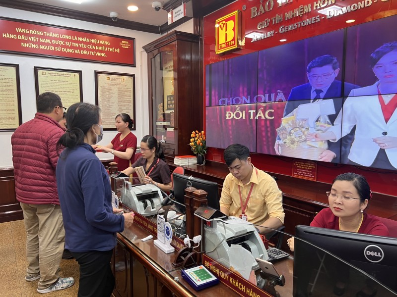 Chùm ảnh: Người dân tấp nập xếp hàng từ rạng sáng mua vàng ngày Thần Tài