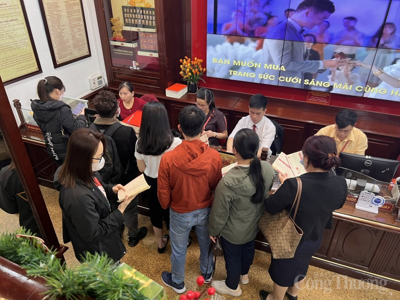 Chùm ảnh: Người dân tấp nập xếp hàng từ rạng sáng mua vàng ngày Thần Tài