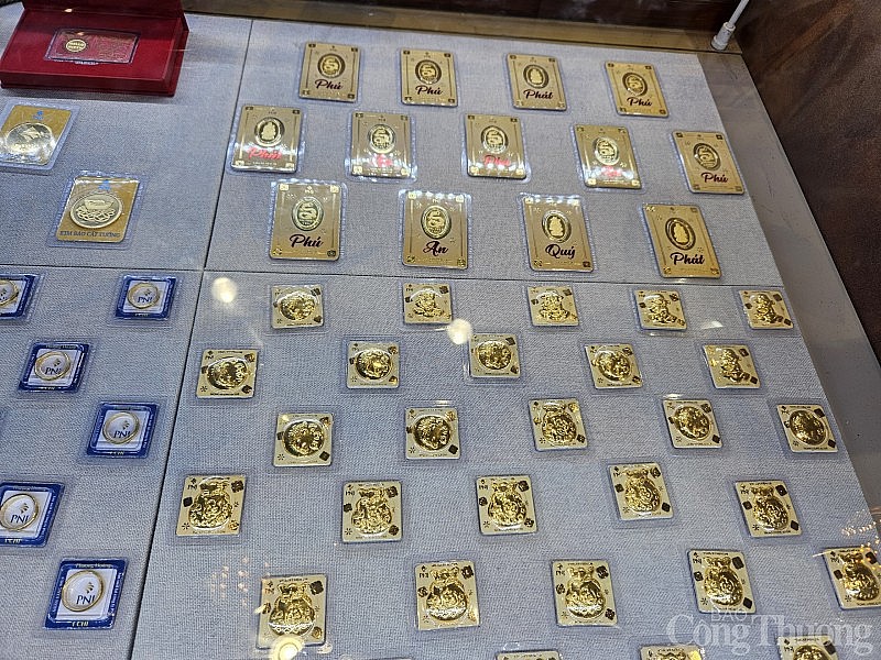 Người dân TP. Hồ Chí Minh “chen chân” mua vàng ngày vía Thần Tài Người dân TP. Hồ Chí Minh “chen chân” mua vàng ngày vía Thần Tài