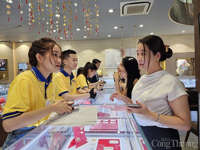 Người dân TP. Hồ Chí Minh “chen chân” mua vàng ngày vía Thần Tài Người dân TP. Hồ Chí Minh “chen chân” mua vàng ngày vía Thần Tài