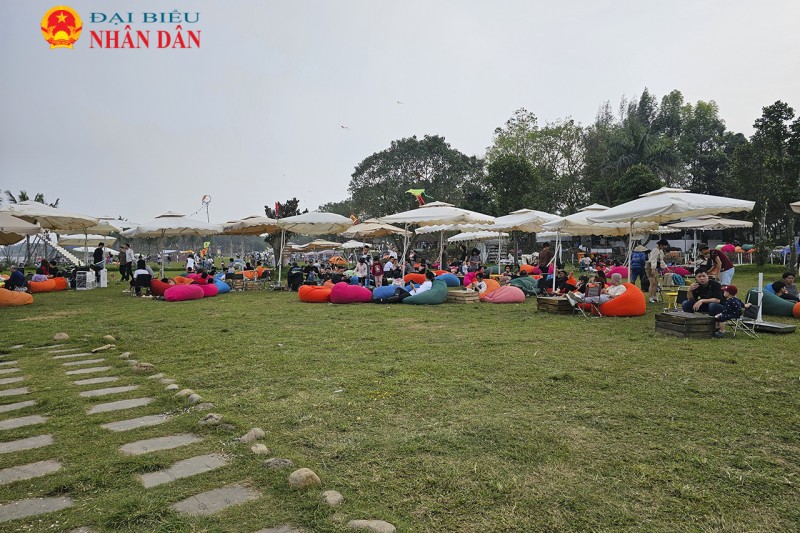 Kinh doanh rầm rộ ở bãi đá sông Hồng, ngang nhiên thu tiền vào cổng với giá chát nhưng không có vé Kinh doanh rầm rộ ở bãi đá sông Hồng, ngang nhiên thu tiền vào cổng với giá chát nhưng không có vé