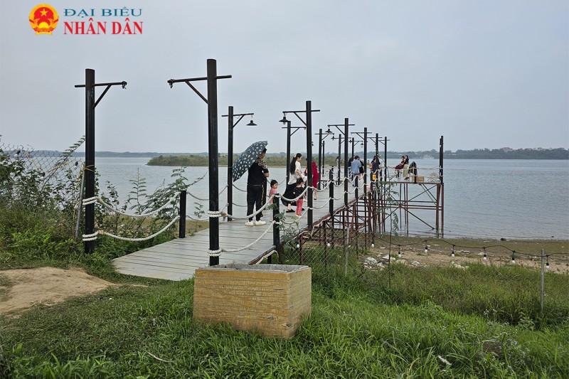 Kinh doanh rầm rộ ở bãi đá sông Hồng, ngang nhiên thu tiền vào cổng với giá chát nhưng không có vé Kinh doanh rầm rộ ở bãi đá sông Hồng, ngang nhiên thu tiền vào cổng với giá chát nhưng không có vé