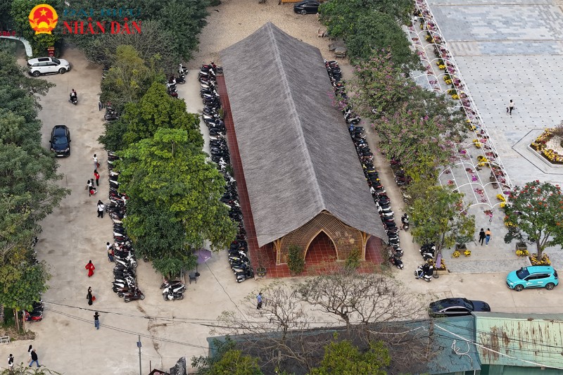 Kinh doanh rầm rộ ở bãi đá sông Hồng, ngang nhiên thu tiền vào cổng với giá chát nhưng không có vé Kinh doanh rầm rộ ở bãi đá sông Hồng, ngang nhiên thu tiền vào cổng với giá chát nhưng không có vé