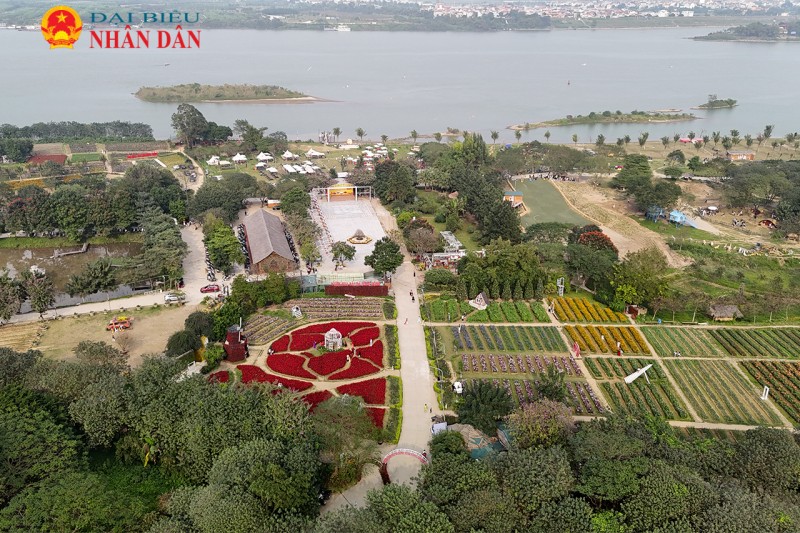 Kinh doanh rầm rộ ở bãi đá sông Hồng, ngang nhiên thu tiền vào cổng với giá chát nhưng không có vé Kinh doanh rầm rộ ở bãi đá sông Hồng, ngang nhiên thu tiền vào cổng với giá chát nhưng không có vé