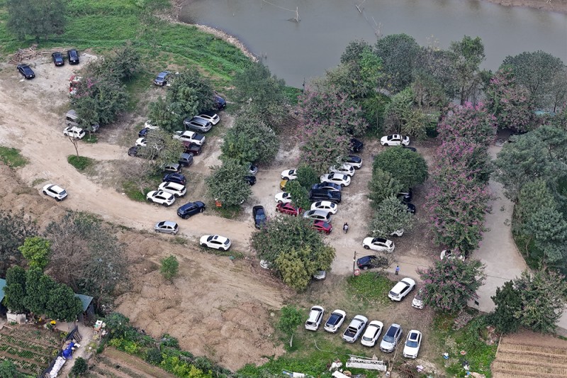 Kinh doanh rầm rộ ở bãi đá sông Hồng, ngang nhiên thu tiền vào cổng với giá chát nhưng không có vé Kinh doanh rầm rộ ở bãi đá sông Hồng, ngang nhiên thu tiền vào cổng với giá chát nhưng không có vé