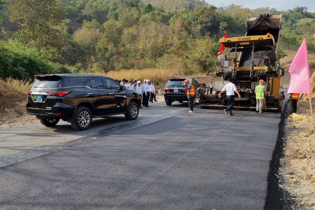 Nhà thầu đang tập trung thi công xây dựng đường kết nối Ninh Thuận - Lâm Đồng. Ảnh: N.T Nhà thầu đang tập trung thi công xây dựng đường kết nối Ninh Thuận - Lâm Đồng. Ảnh: N.T