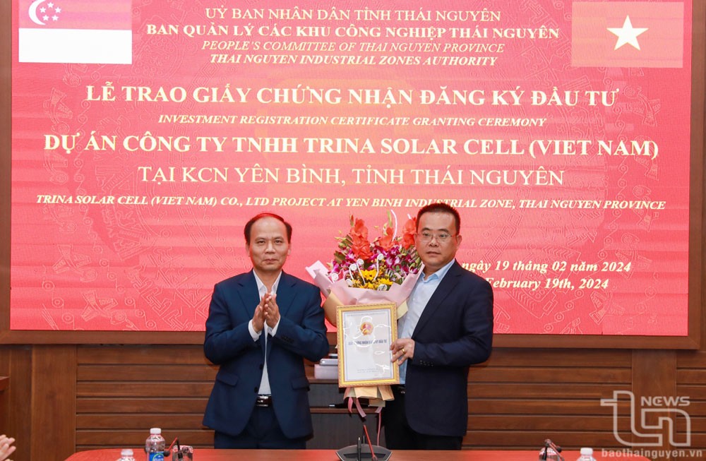 Lãnh đạo Ban Quản lý các khu công nghiệp tỉnh trao giấy chứng nhận đăng ký đầu tư cho đại diện Công ty TNHH Trina Solar Cell. Ảnh baothainguyen Lãnh đạo Ban Quản lý các khu công nghiệp tỉnh trao giấy chứng nhận đăng ký đầu tư cho đại diện Công ty TNHH Trina Solar Cell. Ảnh baothainguyen