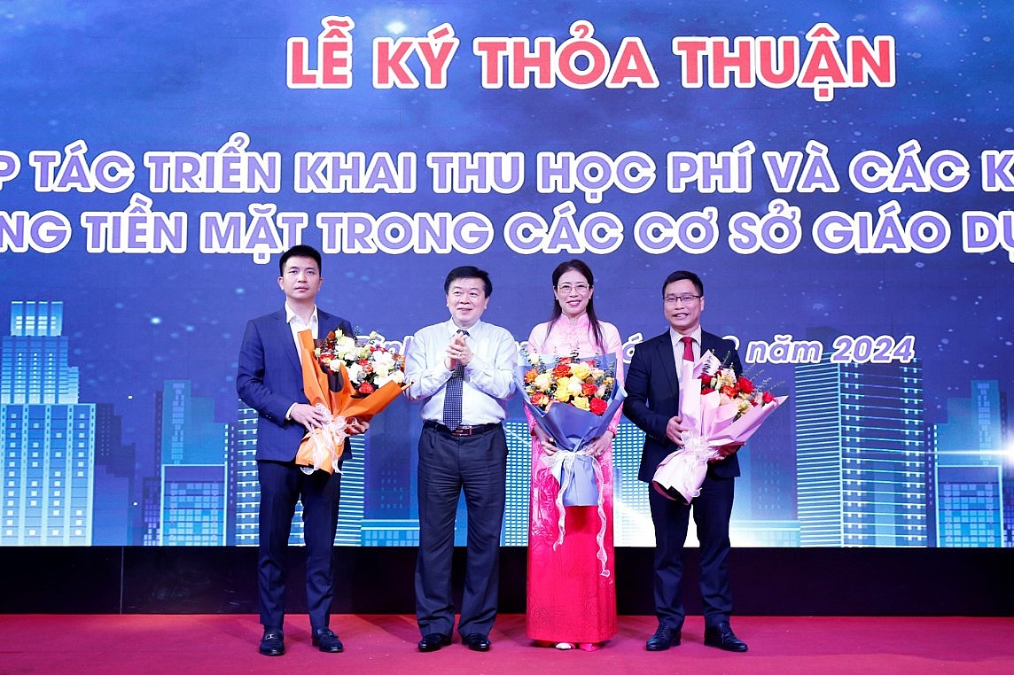 Phó Chủ tịch UBND tỉnh Hoà Bình Nguyễn Văn Chương tặng hoa chúc mừng các đơn vị tại lễ ký kết Phó Chủ tịch UBND tỉnh Hoà Bình Nguyễn Văn Chương tặng hoa chúc mừng các đơn vị tại lễ ký kết