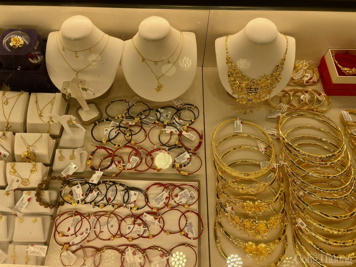 Giá vàng hôm nay ngày 19/2/2024, giá vàng SJC, giá vàng 9999, giá vàng 24k, giá vàng 18k 14/10/2023. Ảnh: Trà My Giá vàng hôm nay ngày 19/2/2024, giá vàng SJC, giá vàng 9999, giá vàng 24k, giá vàng 18k 14/10/2023. Ảnh: Trà My