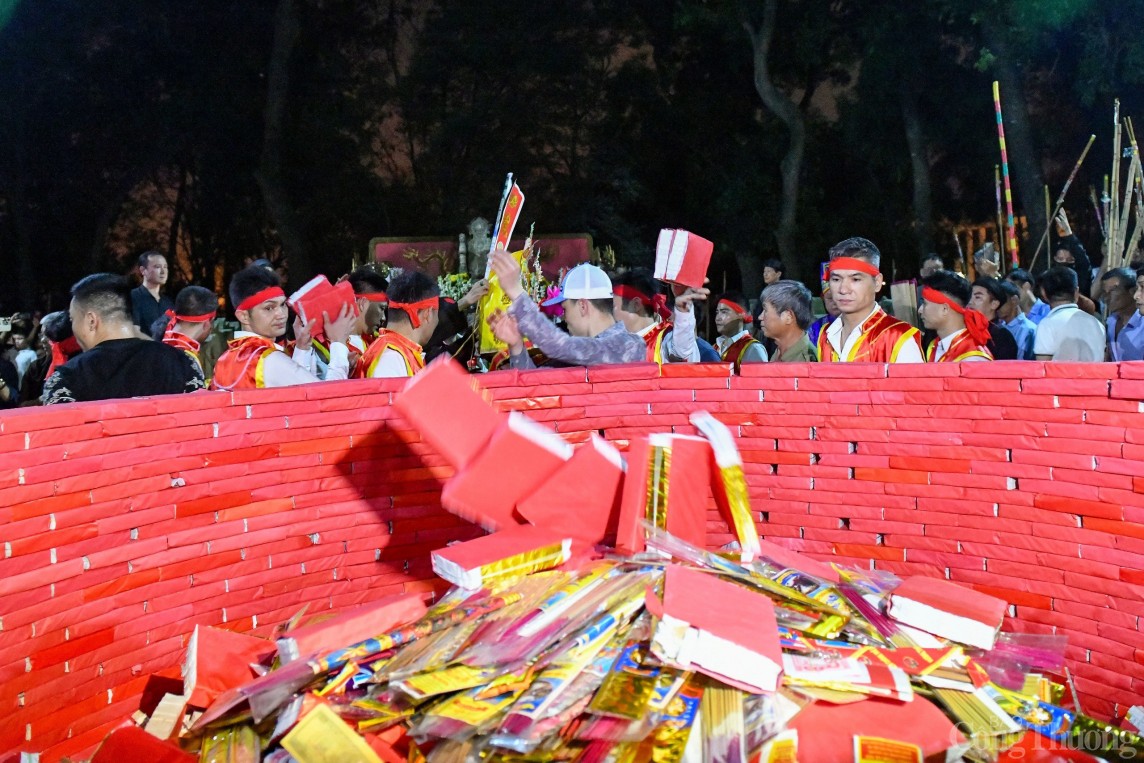 Lễ hội rước lửa làng Văn Nội