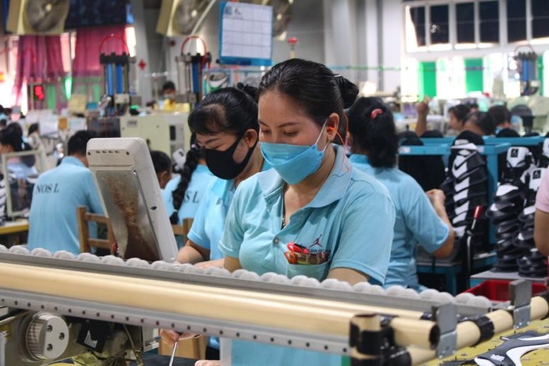 Công nhân bắt tay vào công việc ngày đầu năm Công nhân bắt tay vào công việc ngày đầu năm