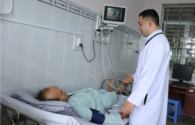 Bác sĩ thăm khám cho bệnh nhân T.Q Bác sĩ thăm khám cho bệnh nhân T.Q