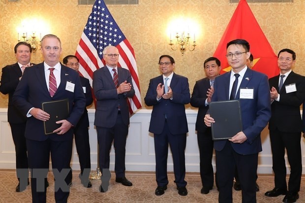 Thủ tướng Phạm Minh Chính chứng kiến lễ trao văn bản ghi nhớ về hợp tác bán dẫn giữa doanh nghiệp Việt Nam và Hoa Kỳ. (Ảnh: Dương Giang/TTXVN) Thủ tướng Phạm Minh Chính chứng kiến lễ trao văn bản ghi nhớ về hợp tác bán dẫn giữa doanh nghiệp Việt Nam và Hoa Kỳ. (Ảnh: Dương Giang/TTXVN)