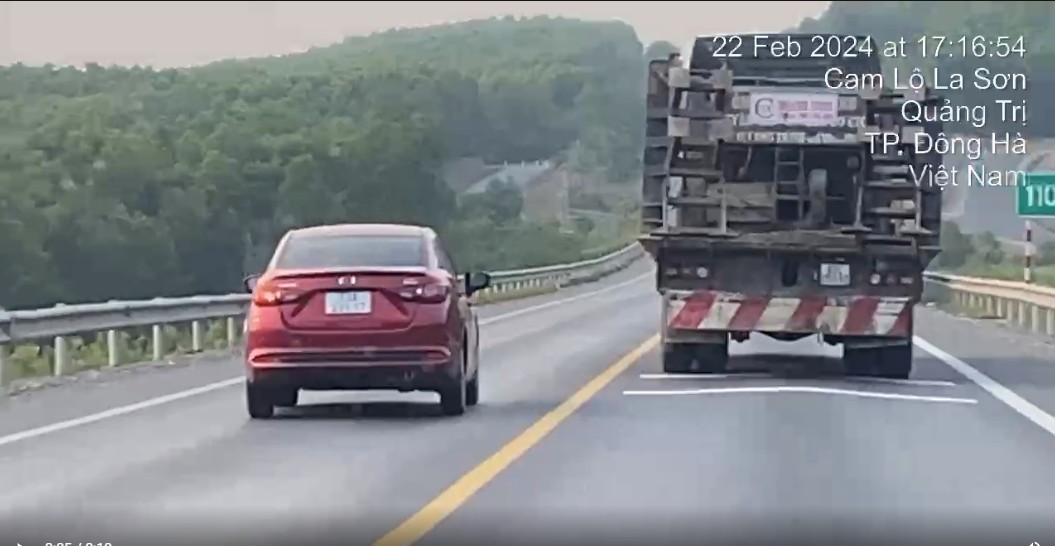 Cảnh sát giao thông ghi hình xử phạt tài xế vượt ẩu trên cao tốc Cam Lộ - La Sơn Cảnh sát giao thông ghi hình xử phạt tài xế vượt ẩu trên cao tốc Cam Lộ - La Sơn